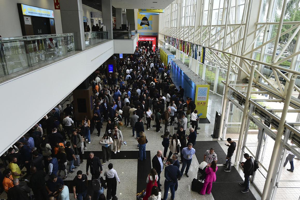 Corredor da APAS SHOW com visitantes e decisores circulando pelo evento.